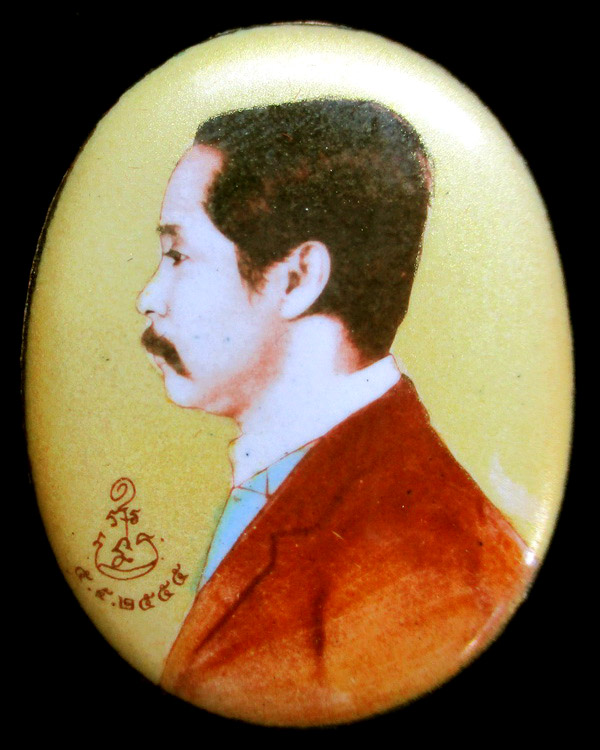 ล็อกเก็ต ร.๕ หลวงพ่อขันตี ญาณวโร อธิฐานจิตปลุกเสก ปี ๒๕๕๕ ฉากสีทอง