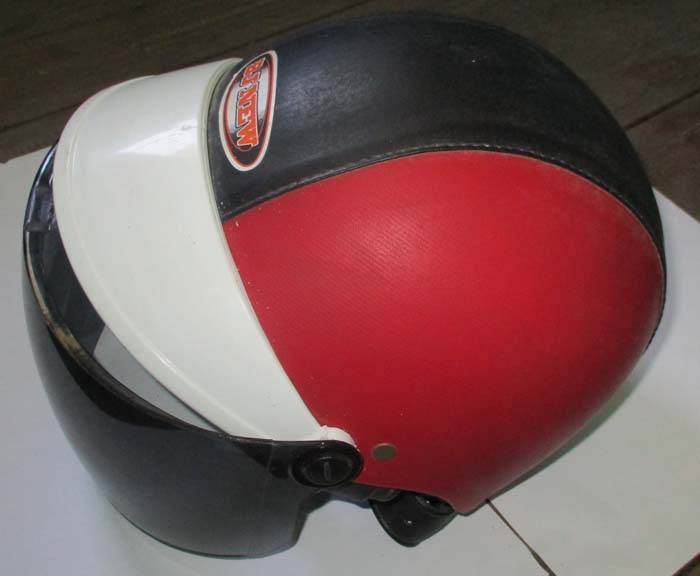 หมวกกันน็อคสีแดง