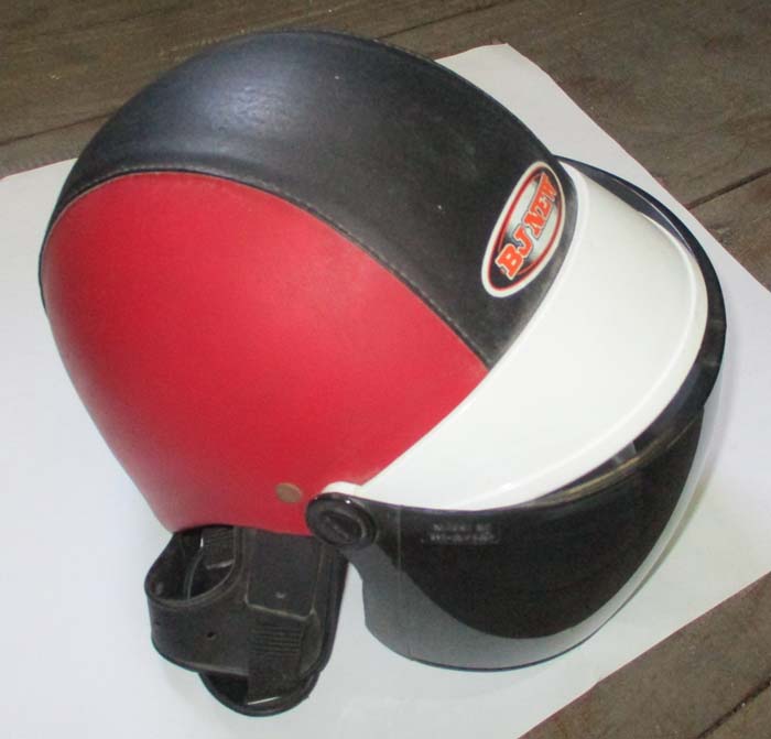 หมวกกันน็อคสีแดง