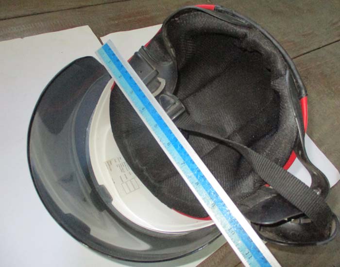 หมวกกันน็อคสีแดง