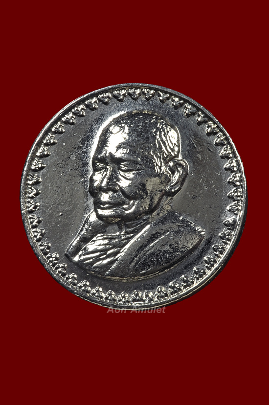 เหรียญเข็มกลัดเนื้อทองแดงกะไหล่เงิน วัดสัมพันธวงศ์ หลวงปู่แหวน สุจิณฺโณ วัดดอยแม่ปั๋ง พศ.2519