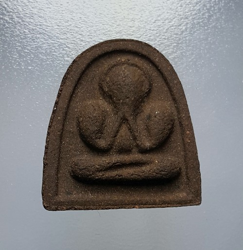 ปิดตานักกล้ามกลาง หลวงปู่ศรี วัดอ่างศิลา หลังยันต์กระบองไขว้ เนื้อผงว่าน ผสมไม้โพธิ์หัก(เนื้อน้ำตาล)