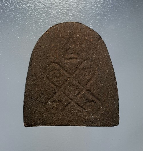 ปิดตานักกล้ามกลาง หลวงปู่ศรี วัดอ่างศิลา หลังยันต์กระบองไขว้ เนื้อผงว่าน ผสมไม้โพธิ์หัก(เนื้อน้ำตาล)