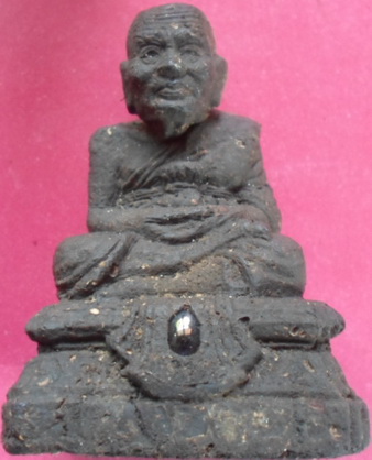 พระบูชาตั้งหน้ารถ หลวงพ่อทวด รุ่นเสาร์ห้าปี ๕๑ ฐาน ๒.๕" สูง ๓" เนื้อว่านโทนดำฝังแร่มหามงคล ก้นฝังกระ