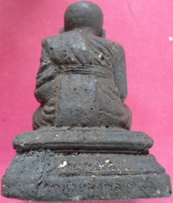 พระบูชาตั้งหน้ารถ หลวงพ่อทวด รุ่นเสาร์ห้าปี ๕๑ ฐาน ๒.๕" สูง ๓" เนื้อว่านโทนดำฝังแร่มหามงคล ก้นฝังกระ