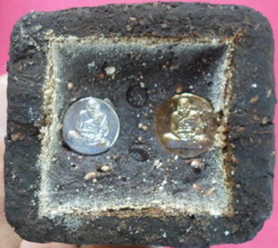 พระบูชาตั้งหน้ารถ หลวงพ่อทวด รุ่นเสาร์ห้าปี ๕๑ ฐาน ๒.๕" สูง ๓" เนื้อว่านโทนดำฝังแร่มหามงคล ก้นฝังกระ