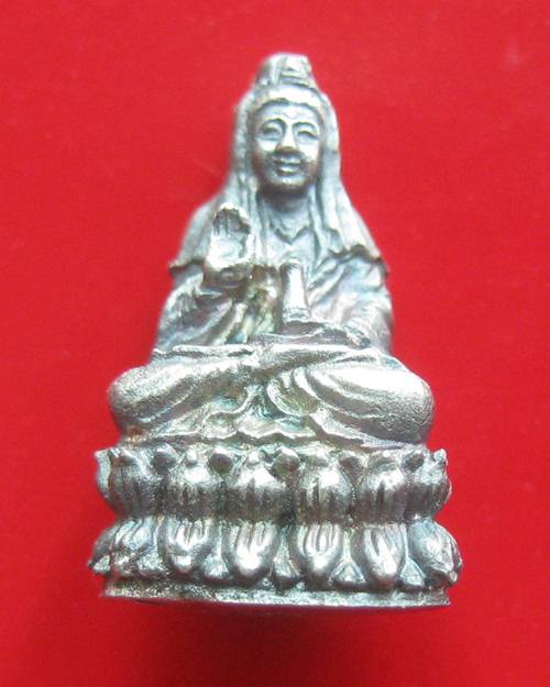 พระรูปเหมือนลอยองค์เจ้าแม่กวนอิมเนื้อเงินสร้างเพียง 2999 องค์ รุ่นพญาวันมหาโชค หลวงพ่อเกษม เขมโก ปลุ