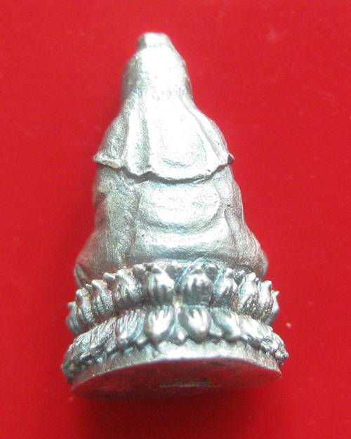 พระรูปเหมือนลอยองค์เจ้าแม่กวนอิมเนื้อเงินสร้างเพียง 2999 องค์ รุ่นพญาวันมหาโชค หลวงพ่อเกษม เขมโก ปลุ