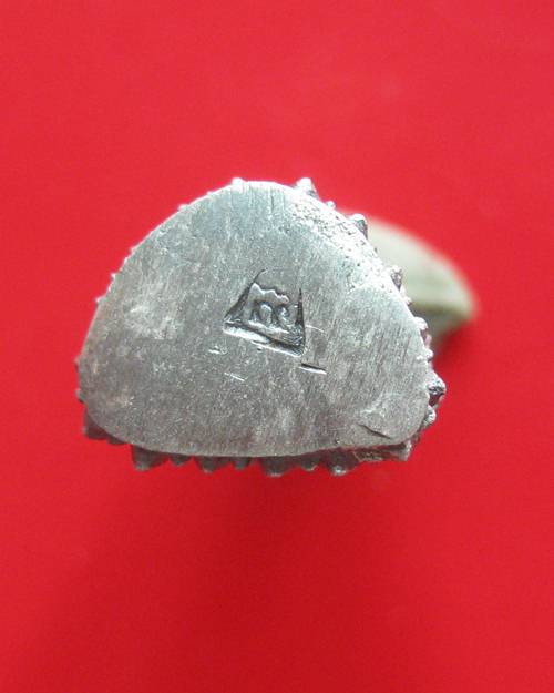 พระรูปเหมือนลอยองค์เจ้าแม่กวนอิมเนื้อเงินสร้างเพียง 2999 องค์ รุ่นพญาวันมหาโชค หลวงพ่อเกษม เขมโก ปลุ