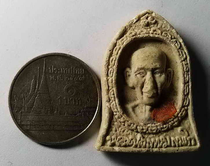 30 บาท พระผงรูปเหมือนติดจีวร หลวงพ่อเกษม เขมโก ที่ระลึกครบรอบ 80 ปี สร้างปี 2534 boxp9