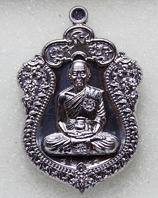 เหรียญเสมา สุขในหัวใจ เนื้อตะกั่ว พร้อมกล่อง ปี2558