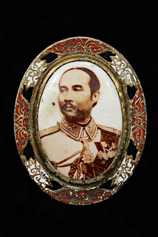 ล็อคเก็ตเข็มกลัดเสด็จพ่อ ร.5 ลงยาหลังยันต์ห้า