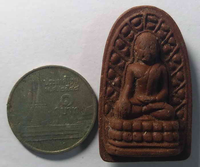 20 บาท พระลือหน้ามงคลเนื้อผง หลังพระธาตุ  ไม่ทราบว่า เป็นพระธาตุดอยสุเทพ จังหวัดเชียงใหม่ หรือเปล่า