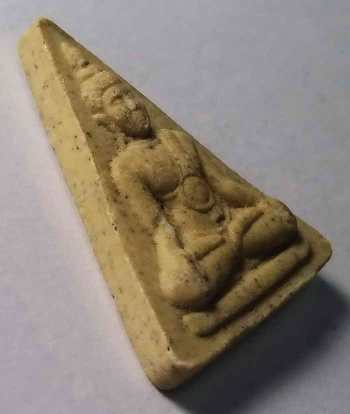 20 บาท พระผงพิมพ์พระพุทธนั่งจับเข่าหลังยันต์  ราคานี้เก็บไว้ก่อนเถอะครับ ค่อยหาที่มายังไม่สาย ผมประก