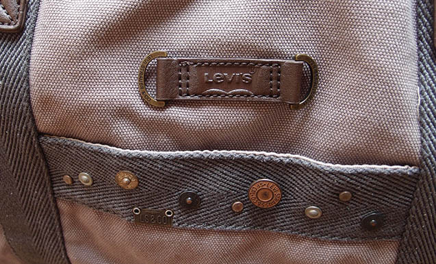 กระเป๋า Levi's แท้ ขนาดเหมาะไปเที่ยว หิ้วก็เท่ห์ ใส่ของก็สะดวก