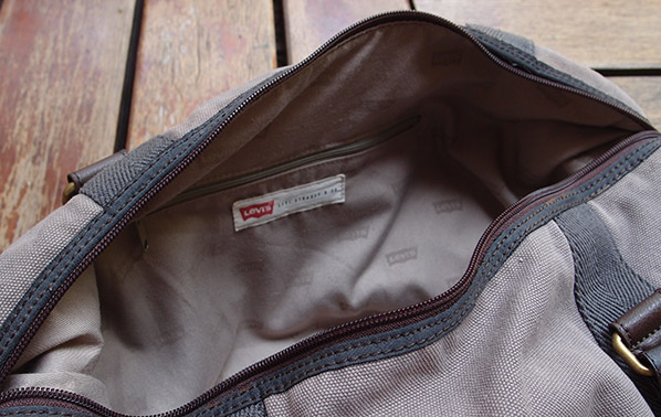 กระเป๋า Levi's แท้ ขนาดเหมาะไปเที่ยว หิ้วก็เท่ห์ ใส่ของก็สะดวก