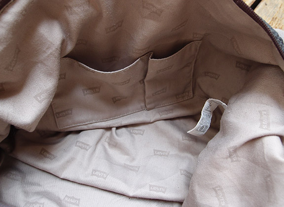 กระเป๋า Levi's แท้ ขนาดเหมาะไปเที่ยว หิ้วก็เท่ห์ ใส่ของก็สะดวก