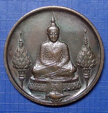 *** เหรียญกลมพระเเก้วมรกต วัดพระศรีรัตนศาสดาราม ทรงเครื่องฤดูหนาว ปี 2525 เนื้อทองเเดง ***