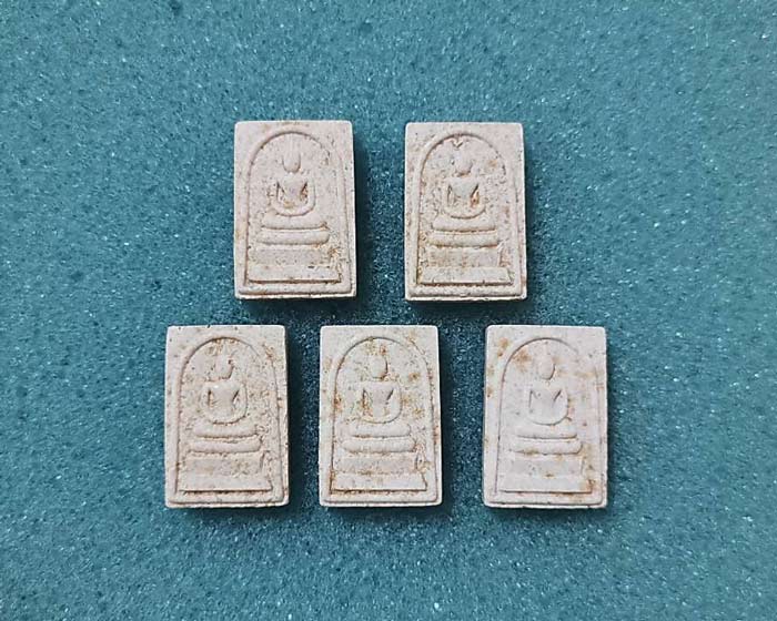 พระสมเด็จคะแนน ปลดหนี้ หลวงปู่ทิม วัดพระขาว ปี 2540 พร้อมกัน 5 องค์