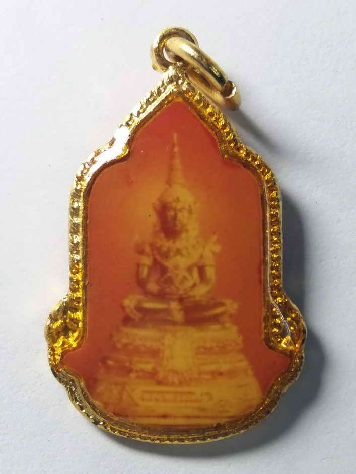 60 บาท ล็อกเก็ตพระแก้วมรกต ที่ระลึกสมโภชกรุงรัตนโกสินทร์ 200 ปี สร้างปี 2525 สภาพสวยมาก boxp2