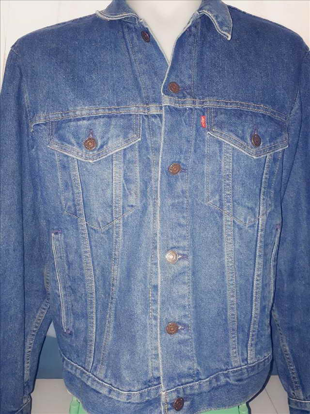 เสื้อ Jacket Levi's Jean Made in USA สภาพดีมากไหล่19 นิ้ว อก 23 นิ้ว แขนยาว 26 นิ้ว เสื้อยาว 25 นิ้ว