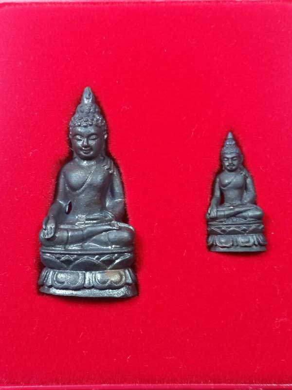 พระกริ่ง พระชัยวัฒน์ "ไพรีพินาศ" วัดบวรนิเวศ กทม ปี50 เนื้อรมดำ 2 องค์ พร้อมกล่อง