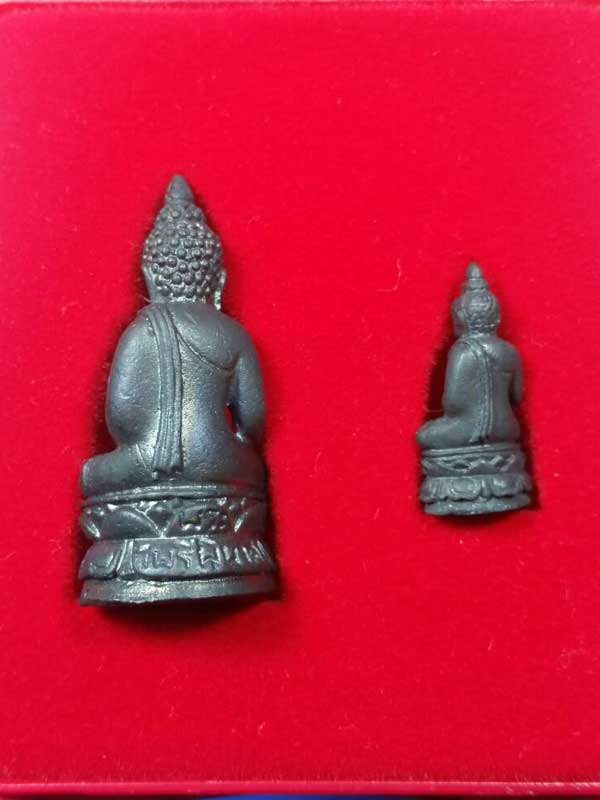พระกริ่ง พระชัยวัฒน์ "ไพรีพินาศ" วัดบวรนิเวศ กทม ปี50 เนื้อรมดำ 2 องค์ พร้อมกล่อง