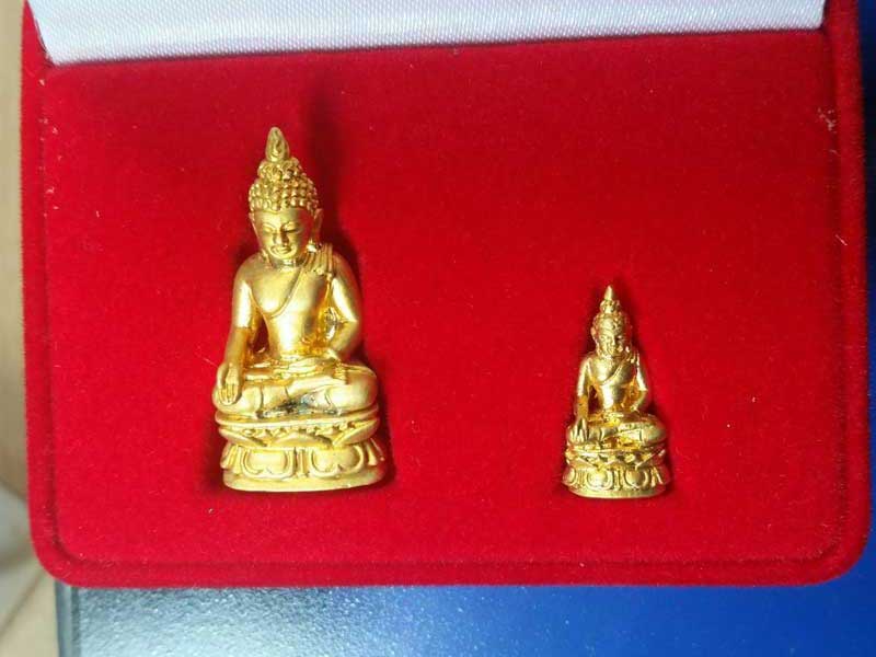 พระกริ่ง พระชัยวัฒน์ "ไพรีพินาศ" วัดบวรนิเวศ กทม ปี50 เนื้อสำริดชุบทอง 2 องค์ พร้อมกล่อง