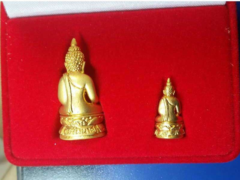 พระกริ่ง พระชัยวัฒน์ "ไพรีพินาศ" วัดบวรนิเวศ กทม ปี50 เนื้อสำริดชุบทอง 2 องค์ พร้อมกล่อง