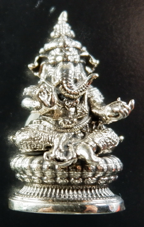 พระกริ่งพระพิฆเนศ หลวงปู่เย็น รุ่นสุขนิรันดร์ วัดแก่งสะเอา จ.สระแก้ว พิมพ์B เนื้อทองขาว สวยครับ