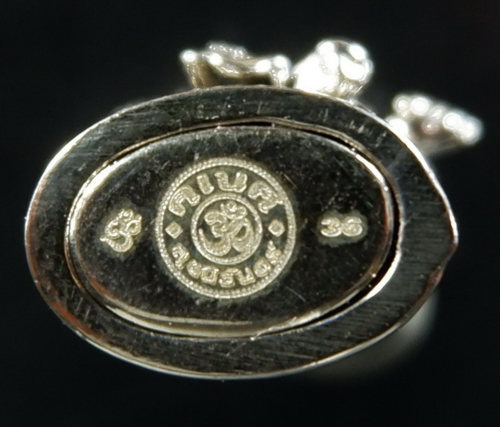 พระกริ่งพระพิฆเนศ หลวงปู่เย็น รุ่นสุขนิรันดร์ วัดแก่งสะเอา จ.สระแก้ว พิมพ์B เนื้อทองขาว สวยครับ