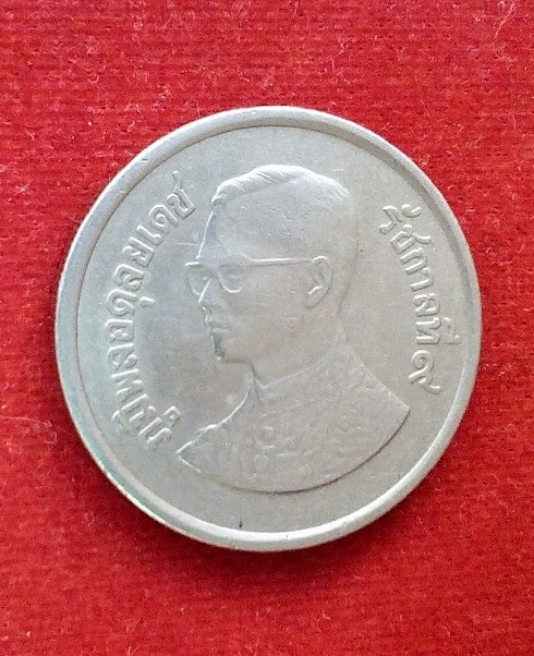 เหรียญกษาปณ์ในหลวง 5 บาท ครุฑตรงพระครุฑพ่าห์ ปี2525 ในตราปักษาวายุภักษ์ ตอกโค๊ดเลข ๒๘..เคาะเดียวแดง.