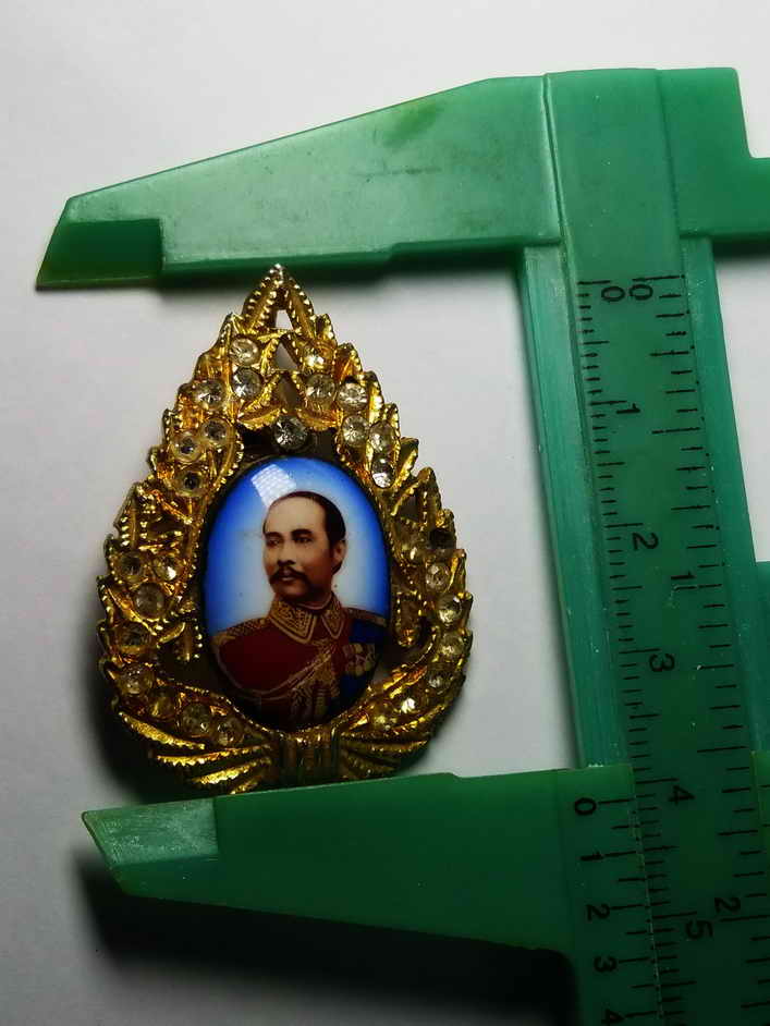 30 บาท ล็อกเก็ตฝังเพชร รัชกาลที่ 5 ความสูงประมาณ 4 cm ไม่แพงเลยครับ BOX3