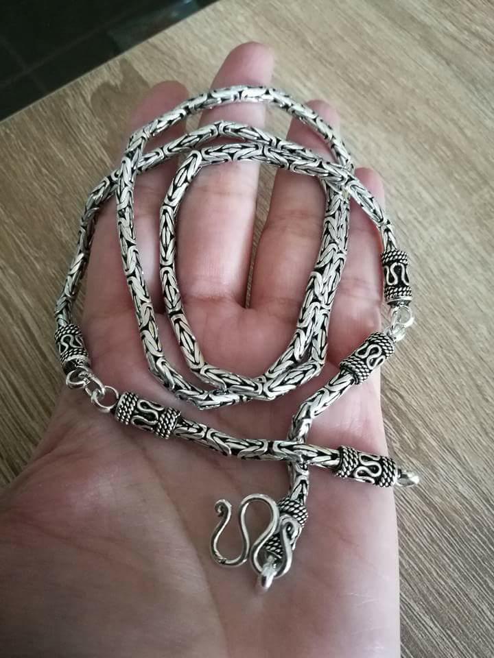 เคาะเดียว สร้อยเงินแท้ลายบาหลีรมดำ 3 ห่วง ยาวทั้งเส้นประมาณ 48 นิ้ว หนัก 50.9 กรัม (3บาทกว่า)