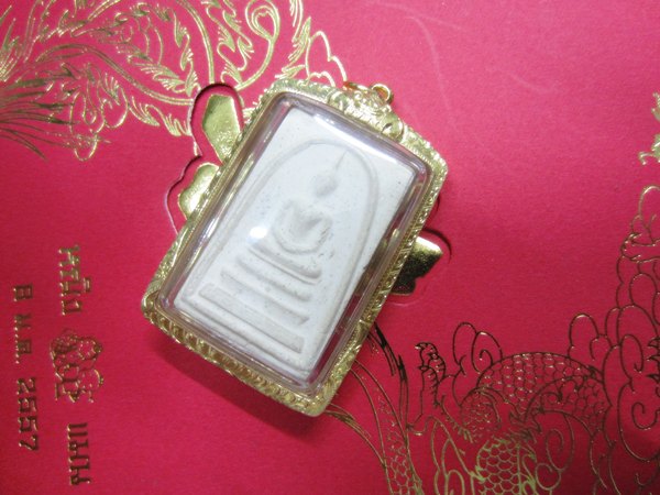 สมเด็จวัดระฆัง118ปีพิมพ์ใหญ่เลี่ยมทองพร้อมใช้สวยๆพร้อมบัตรรับรองครับราคาเบาๆๆ