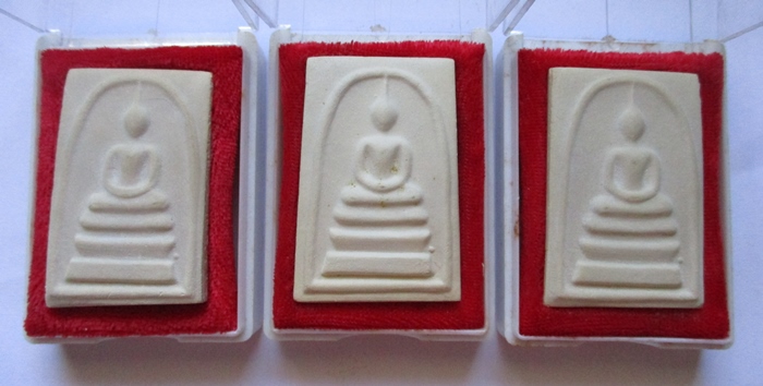 พระสมเด็จฯบางขุนพรหม ปี 39 พิมพ์กรรมการ (พิมพ์หนา) จำนวน 3 องค์ (เคาะเดียว)