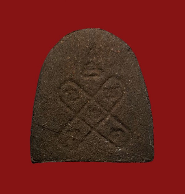 ปิดตานักกล้ามกลาง หลวงปู่ศรี วัดอ่างศิลา หลังยันต์กระบองไขว้ เนื้อผงว่าน ผสมไม้โพธิ์หัก(เนื้อน้ำตาล)