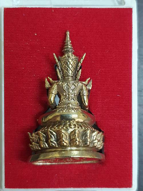 พระกริ่งนางพญาทรงเครื่อง พิมพ์ใหญ่ เนื้อพิ้งโกลด์นอก รุ่นเศรษฐีนางพญา ปี 2555 วัดนางพญา จ.พิษณุโลก