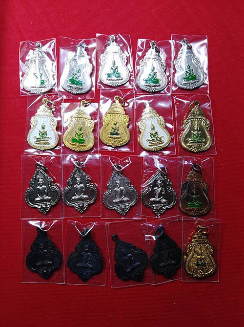 20 องค์ เคาะเดียวครับ ... พระแก้วมรกต เจ้าคุณนรฯ ปี 2515 หลวงปู่โต๊ะ ปลุกเสก