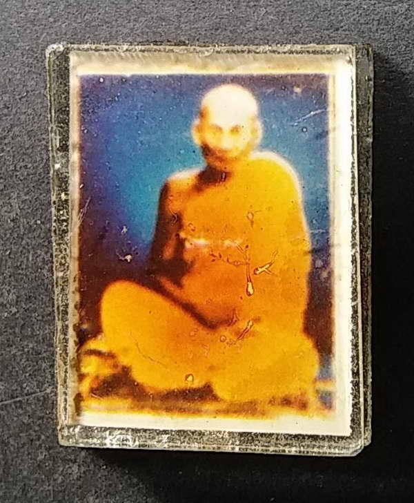 20 บาท แดง ภาพถ่ายพระเกจิ ไม่ทราบที่ หลังพระประจำวันจันทร์