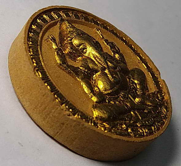 20 บาท พระพุทธชินราชเนื้อผงปิดทอง หลังพระพิฆเณศวร