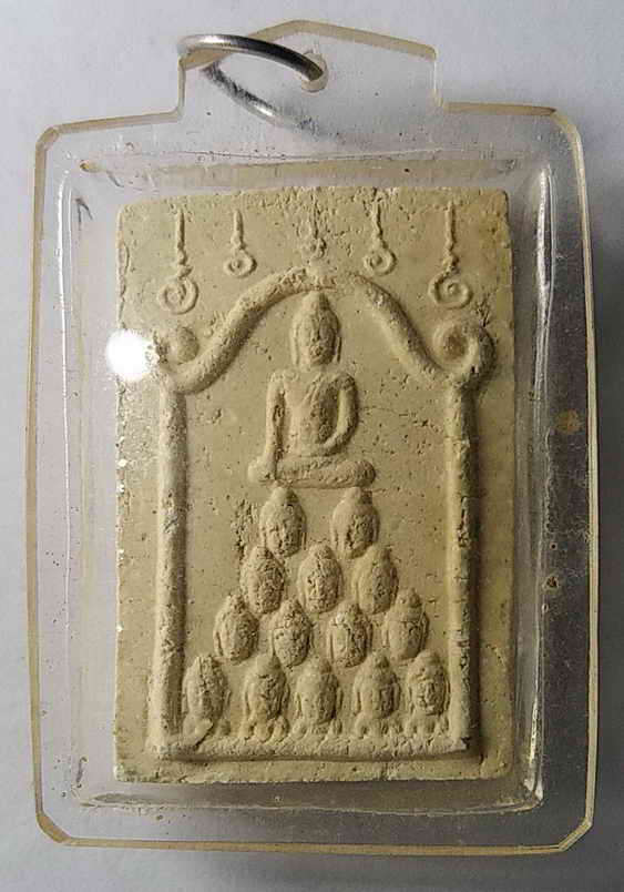 20 บาท พระเกจิ นั่งทับหัวควาย หลังพระพุทธไม่ทราบที่ เลี่ยมพลาสติกมาแต่เดิม