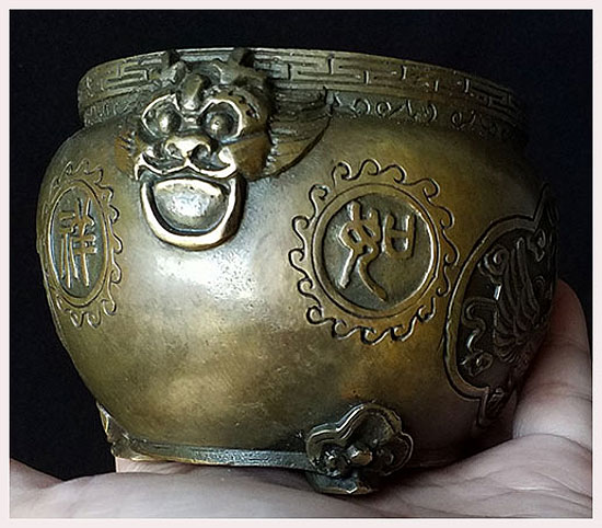 *โถหรือกระถางธูปทองเหลือง ลายหงส์-มังกร*