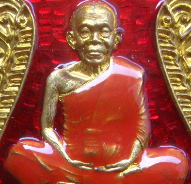 เหรียญเสมาหน้าเลื่อน นิรันตราย เหนือดวง หลวงพ่อคูณ ปี2557 เนื้อทองระฆังลงยาสีแดง หมายเลข792+กล่อง