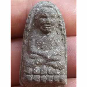 พระผงหลวงปู่ทวด ยิงเลเซอร์หมายเลข ๑๔๐๓๙ โค็ต ๕ ฝั่งตระกรุดเงิน ไม่ทราบที่ครับ