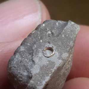 พระผงหลวงปู่ทวด ยิงเลเซอร์หมายเลข ๑๔๐๓๙ โค็ต ๕ ฝั่งตระกรุดเงิน ไม่ทราบที่ครับ