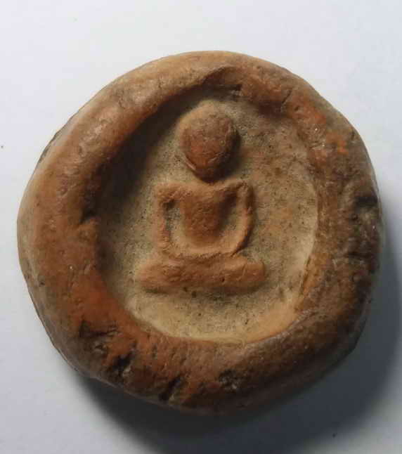 100 บาท เป็นพระเนื้อดินเผา น่าจะเป็นพระกรุทางภาคใต้