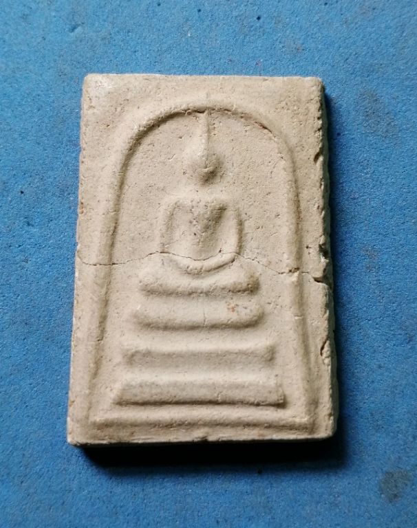 พระสมเด็จพิมพ์ใหญ่เกศทะลุซุ้มหลวงปู่ลำภู​ หักครึ่งครับ