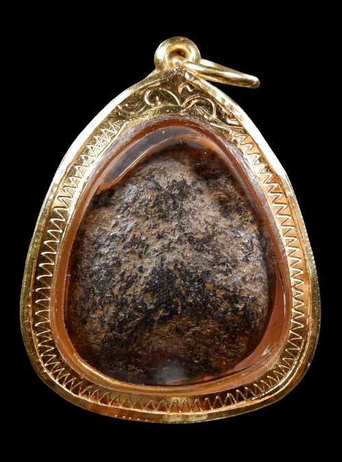 พระนางกำแพง พิมพ์เล็ก เนื้อดิน กรุดีย์กลางทุ่ง จ.กำแพงเพชร เลี่ยมทองแท้และมาพร้อมบัตรรับรอง