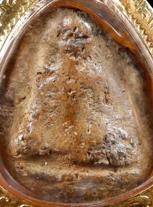 พระนางกำแพง พิมพ์เล็ก เนื้อดิน กรุดีย์กลางทุ่ง จ.กำแพงเพชร เลี่ยมทองแท้และมาพร้อมบัตรรับรอง